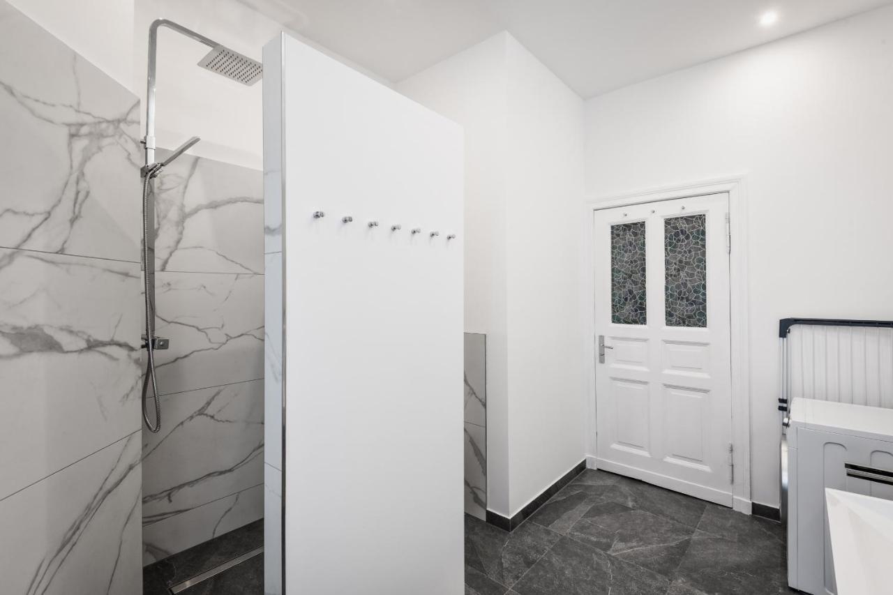 Riesiges Apartment Nahe Kudamm Sehr Schoner Altbau 123M2 Gross 12 Gaste Berlin Eksteriør billede