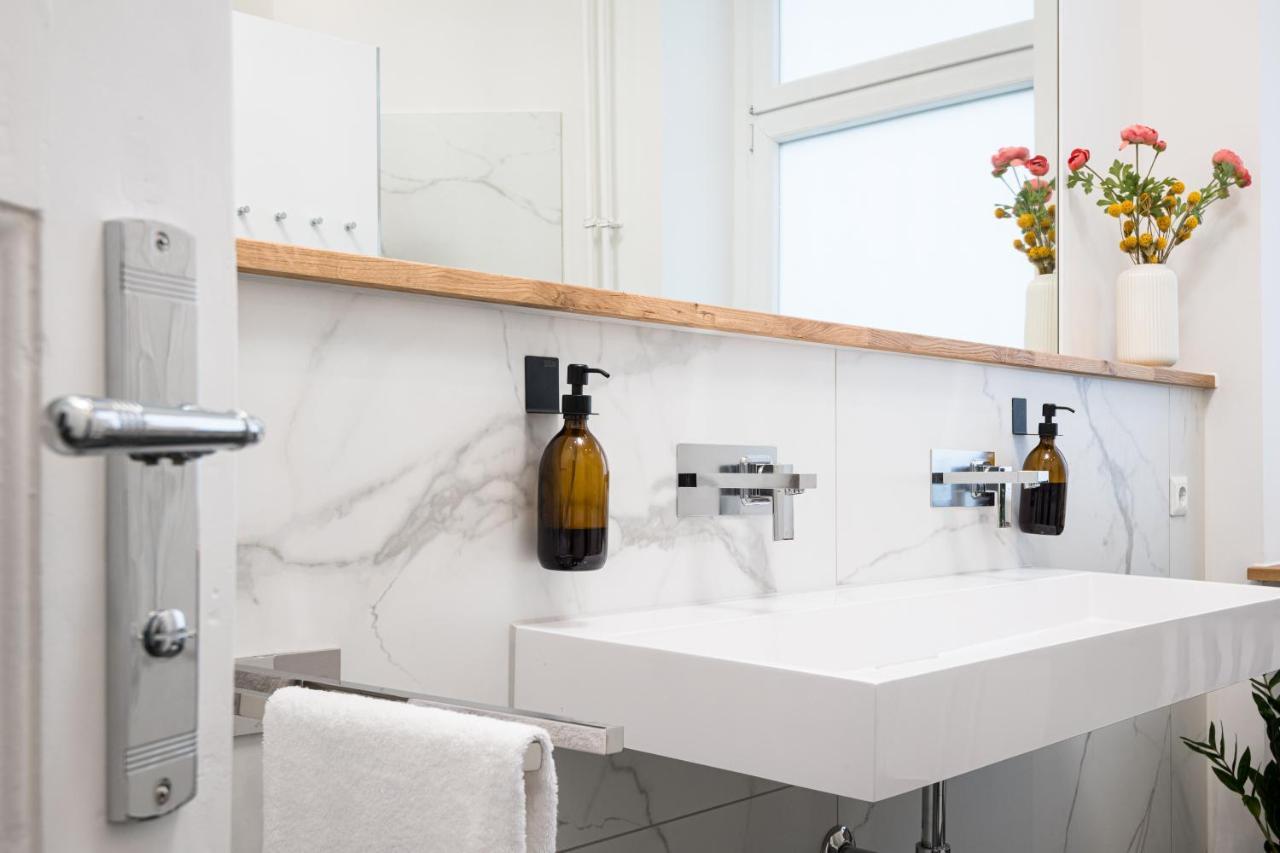 Riesiges Apartment Nahe Kudamm Sehr Schoner Altbau 123M2 Gross 12 Gaste Berlin Eksteriør billede